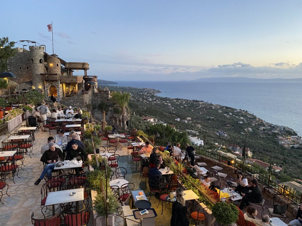 Utsikt fra en restaurant i fjellsiden ved Kalamata